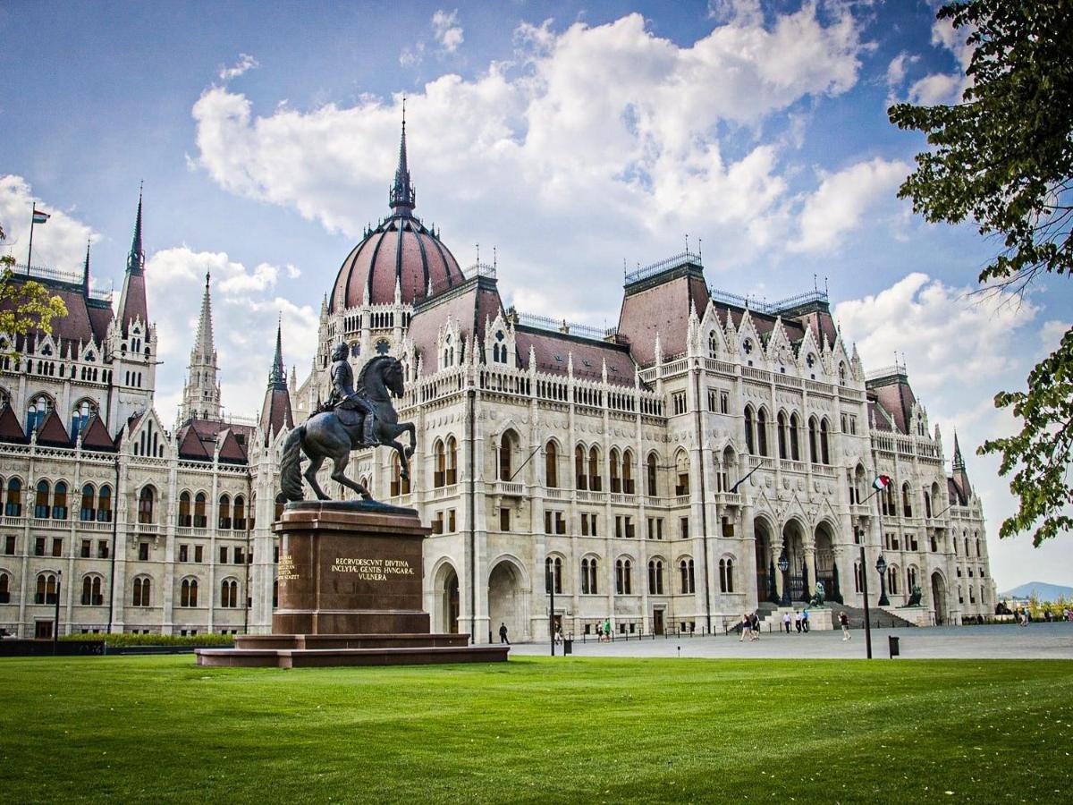 Chill On The Screened Balcony-Budapest Most Historic Landmarks Exterior foto